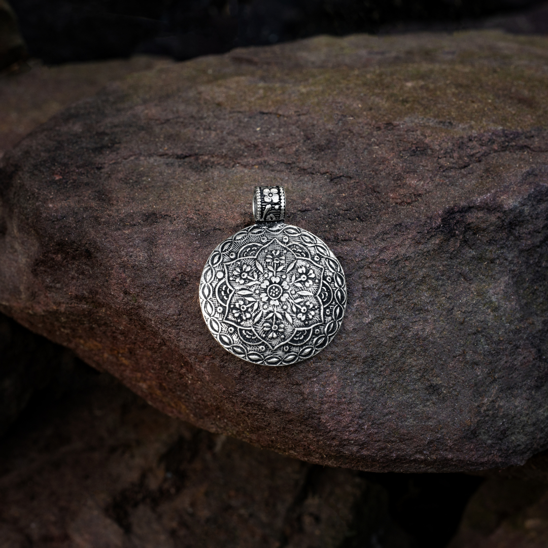 Regal Allure: Vintage Silver Necklace Pendant with Royal Crew Touch - CNP VT 1001