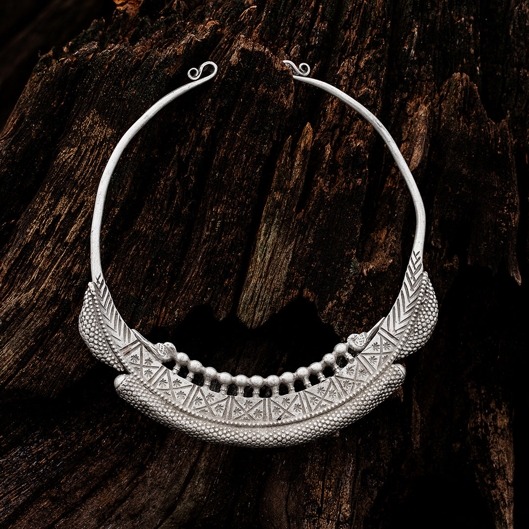 ELEGANCE REIMAGINED: The Charm of a Vintage Neckpiece - CNP VT 1015