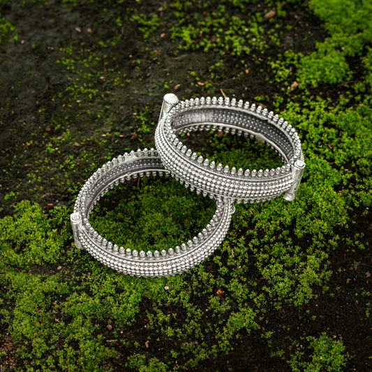 TRIBAL ELEGANCE: Stunning pair of Silver Vintage Bracelets - CK VT 1004